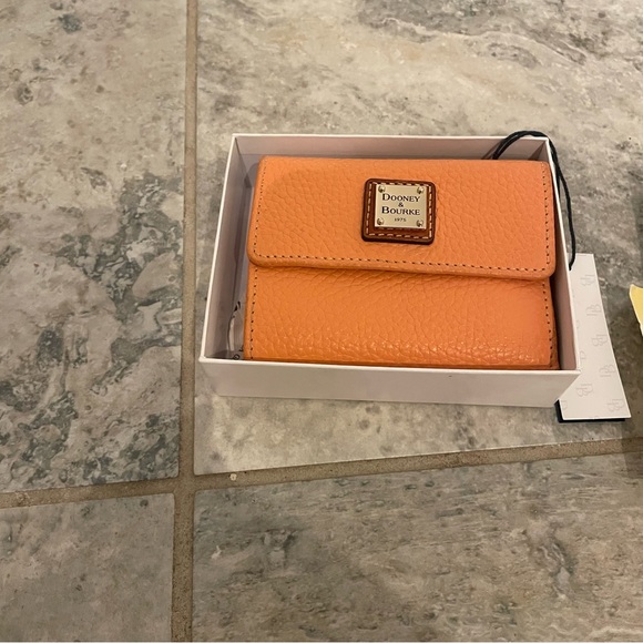Apricot Dooney pebble leather flap wallet - Picture 2 of 7